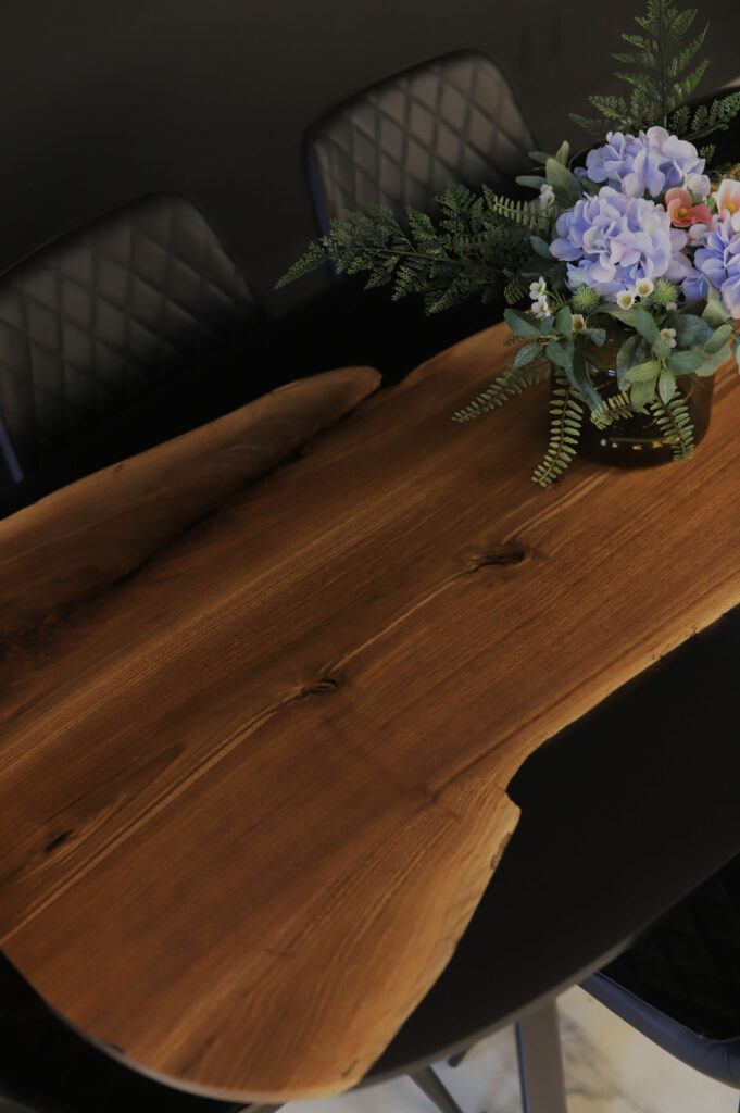 Oval Table Dining Room - Walnut & Black Epoxy - Wood details
