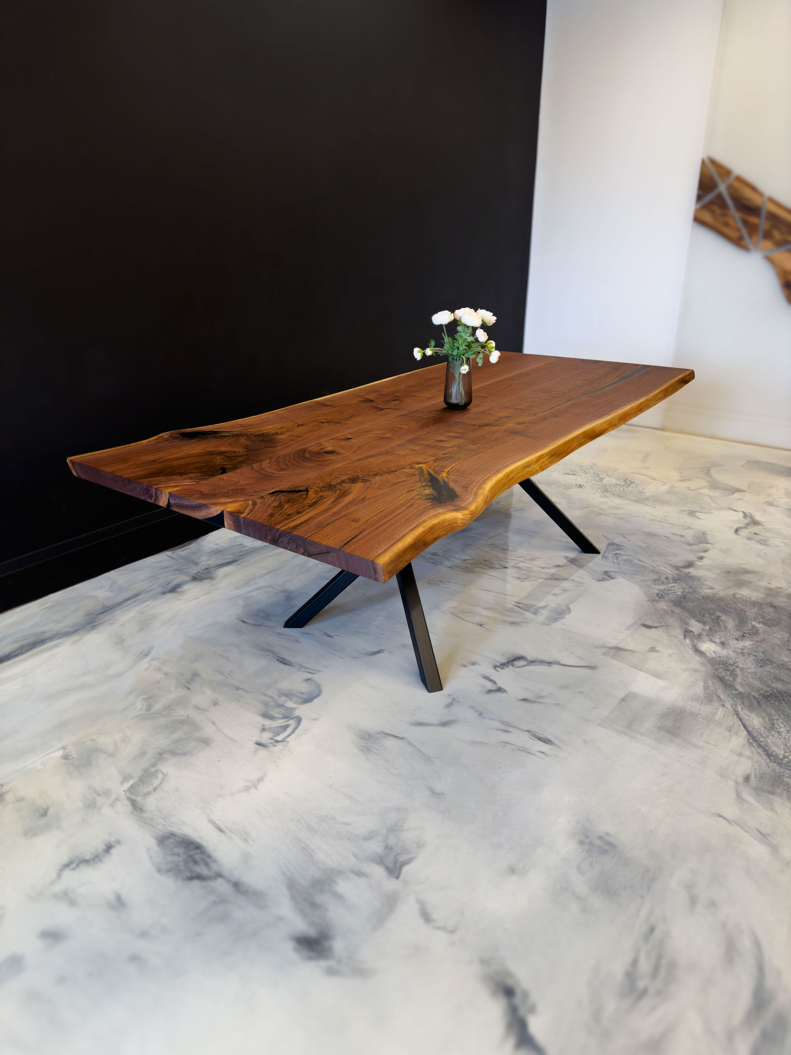 Dining Table Live Edge – All made of Walnut